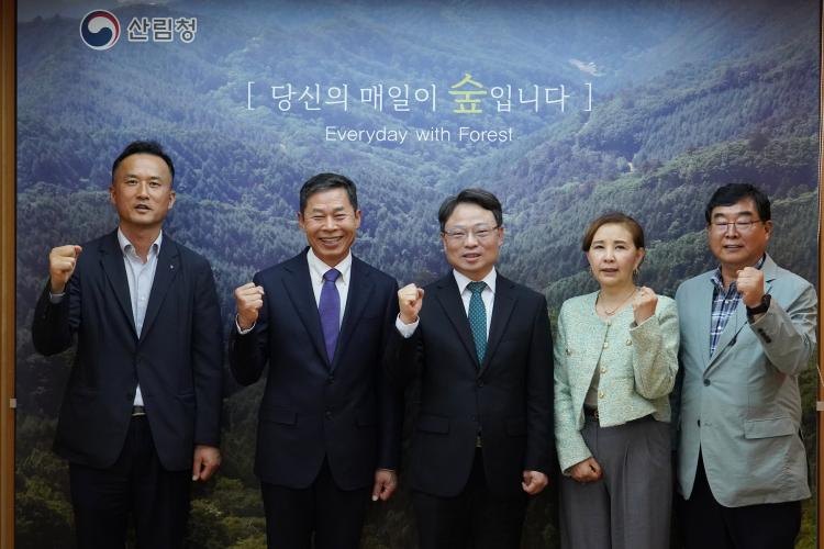 박은식 산림청장, 불법·불량 수입 합판의 유통 차단을 위한 목재산업계(한국목재합판유통협회) 간담회 주재