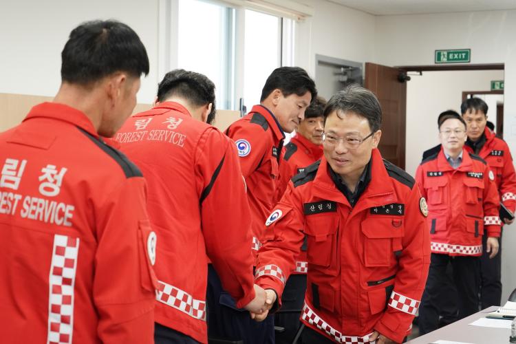 박은식 산림청장, 구미국유림관리소 산불대응센터 방문해 산불재난특수진화대원들 격려