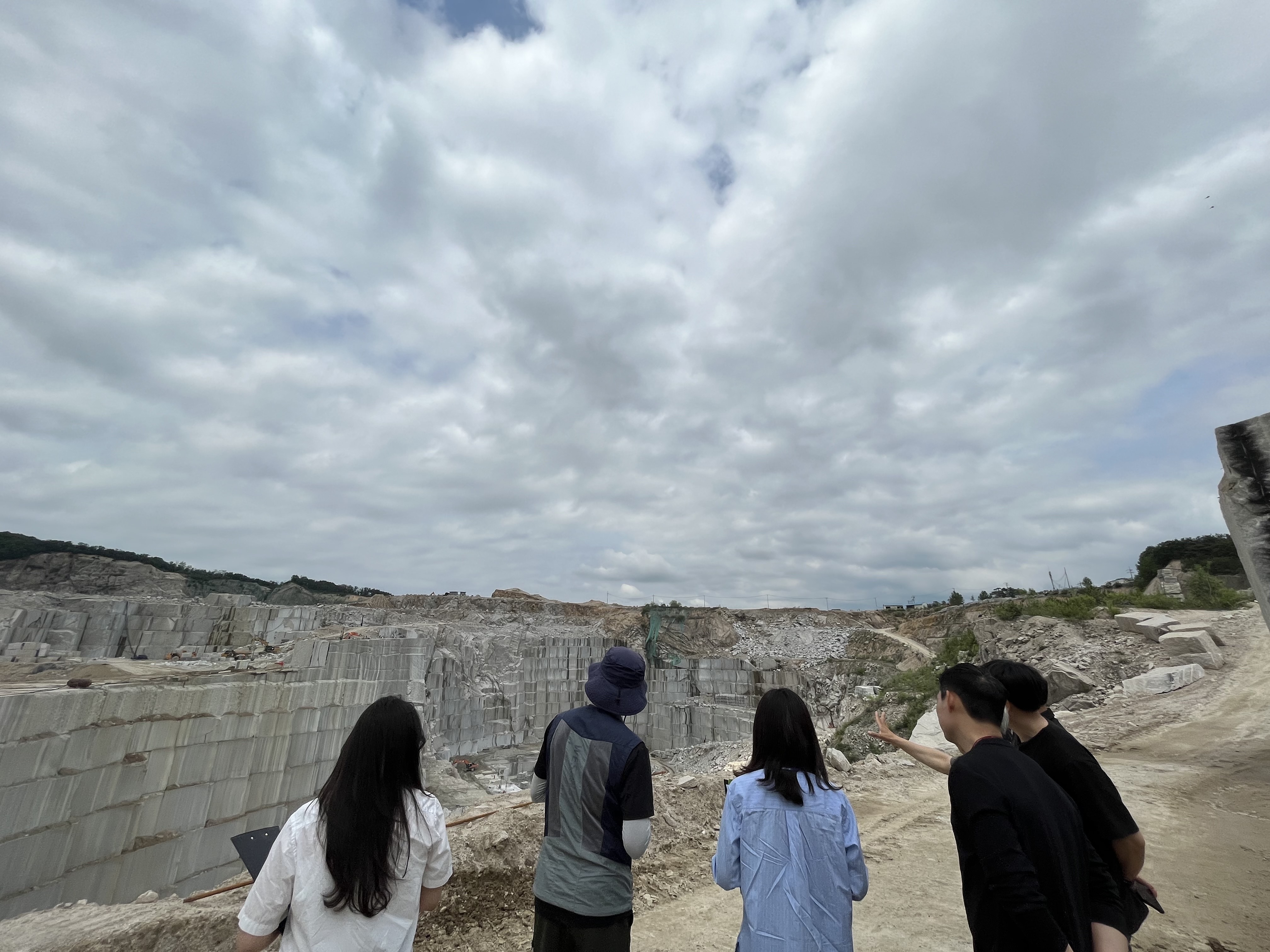 석재산업 환경개선 사업 현장과  석재 원산지 표시 살핀다