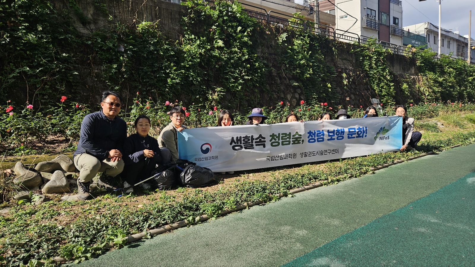 건강한 청렴숲 만들기! 쓰레기 줍고 나무 건강도 살핀다 이미지1